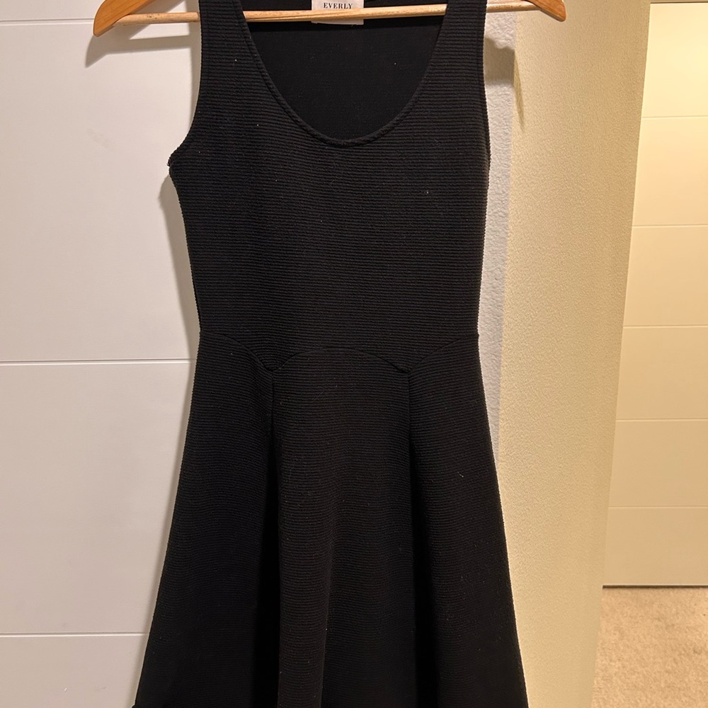 Everly Black Sleeveless Mini Skater Dress
(B5)
